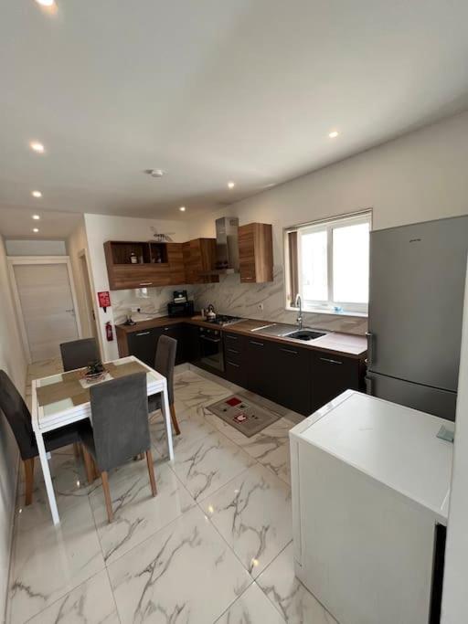 2 Bedroom Apartment In Msida, Malta Bagian luar foto